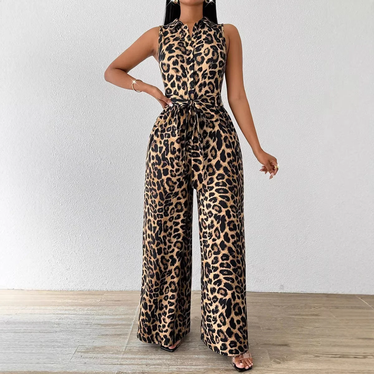 Cari | kombinezon damski o szerokim kroju w wyrazisty wzór leopard, modny i efektowny