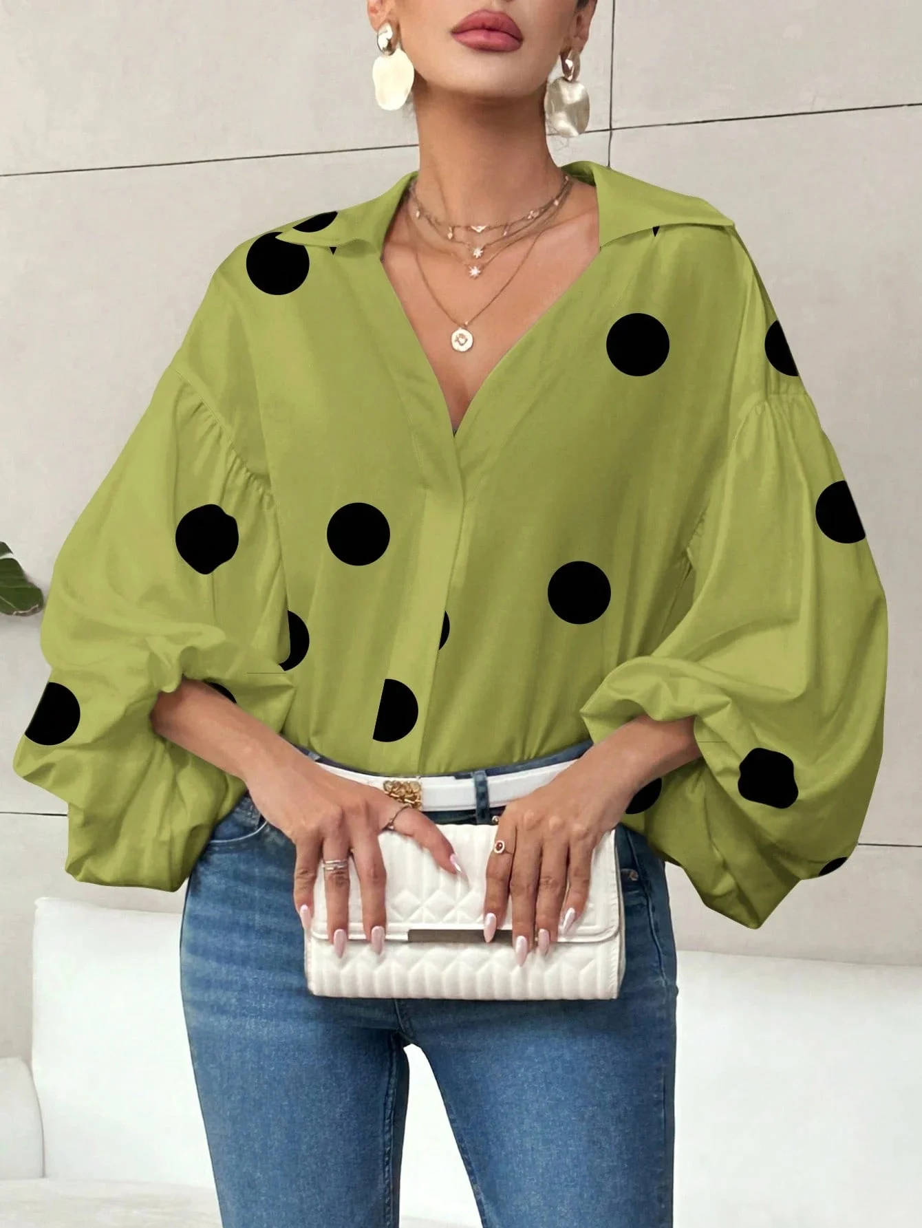 Carrie - Elegancka bluzka w koreańskim stylu z bufiastymi rękawami i dużym nadrukiem w groszki - Image 9