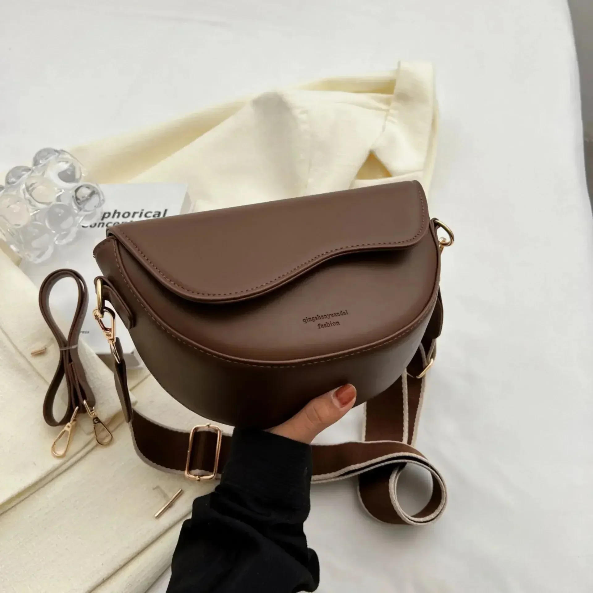 Ellie - Mała torba crossbody z szerokim paskiem