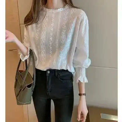 Esme - Elegancka bluzka damska z koronką - Image 2