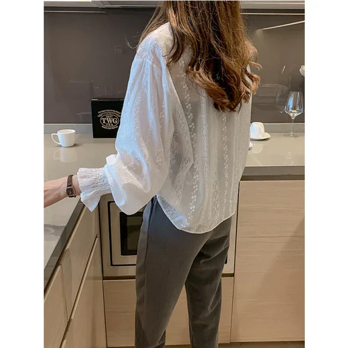 Esme - Elegancka bluzka damska z koronką - Image 3