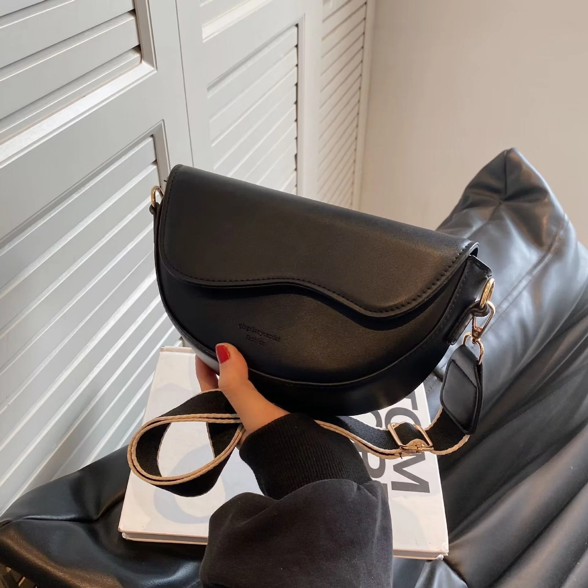 Gwendolyn | Damska torebka crossbody z wegańskiej skóry - Image 10