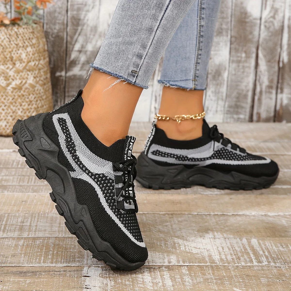 Hodierna – nowoczesne damskie oddychające sneakersy z siateczki – czarne - Image 13