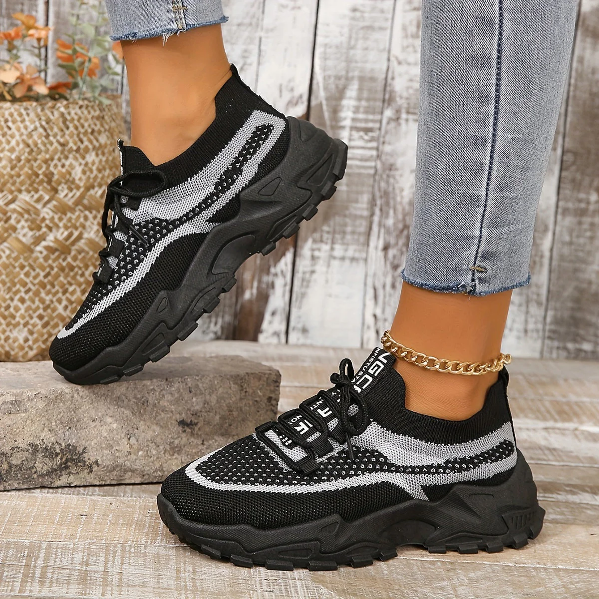 Hodierna – nowoczesne damskie oddychające sneakersy z siateczki – czarne - Image 7