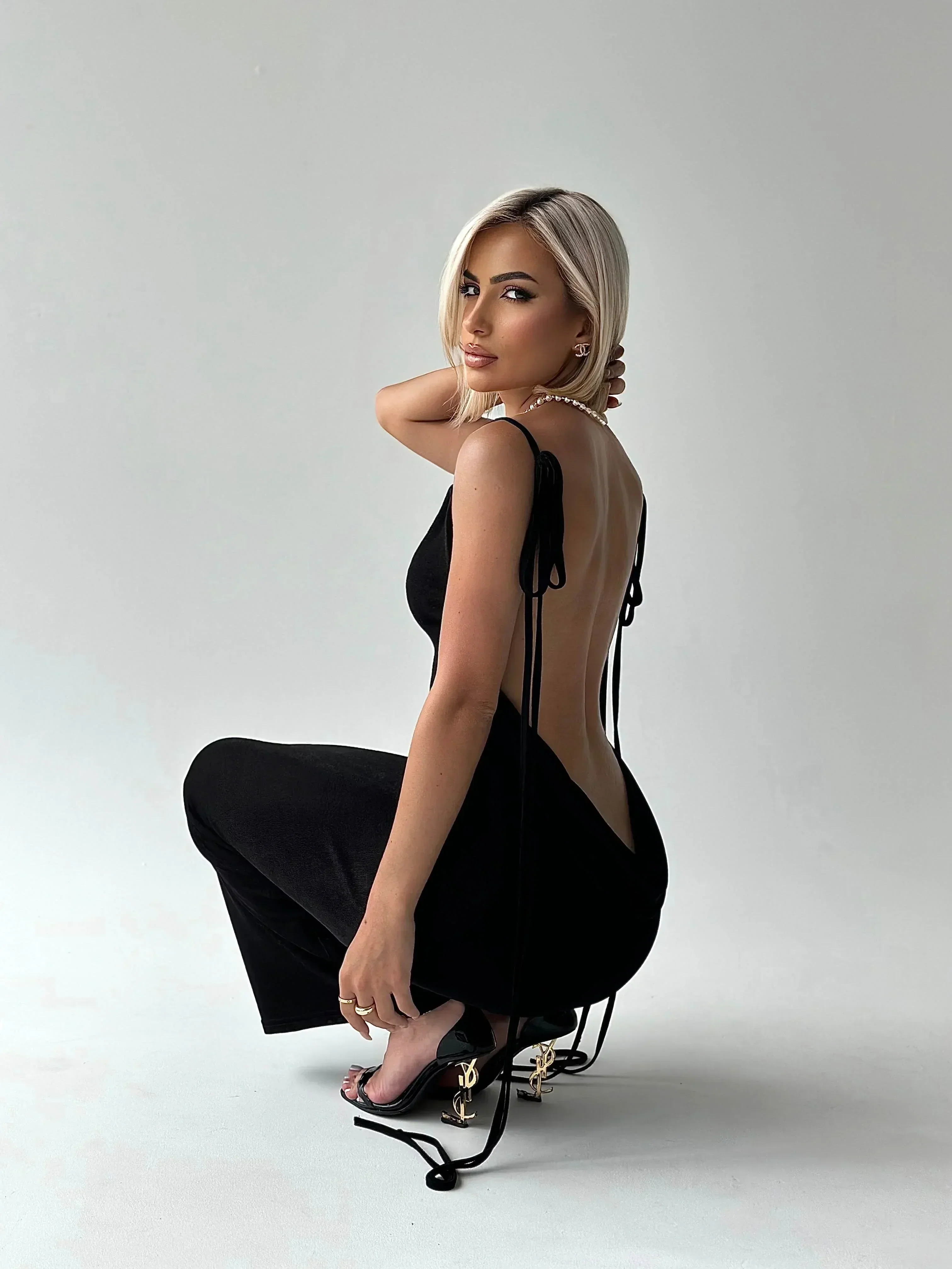 Jodie | Elegancka sukienka damska długa bez pleców z regulowanymi wiązaniami