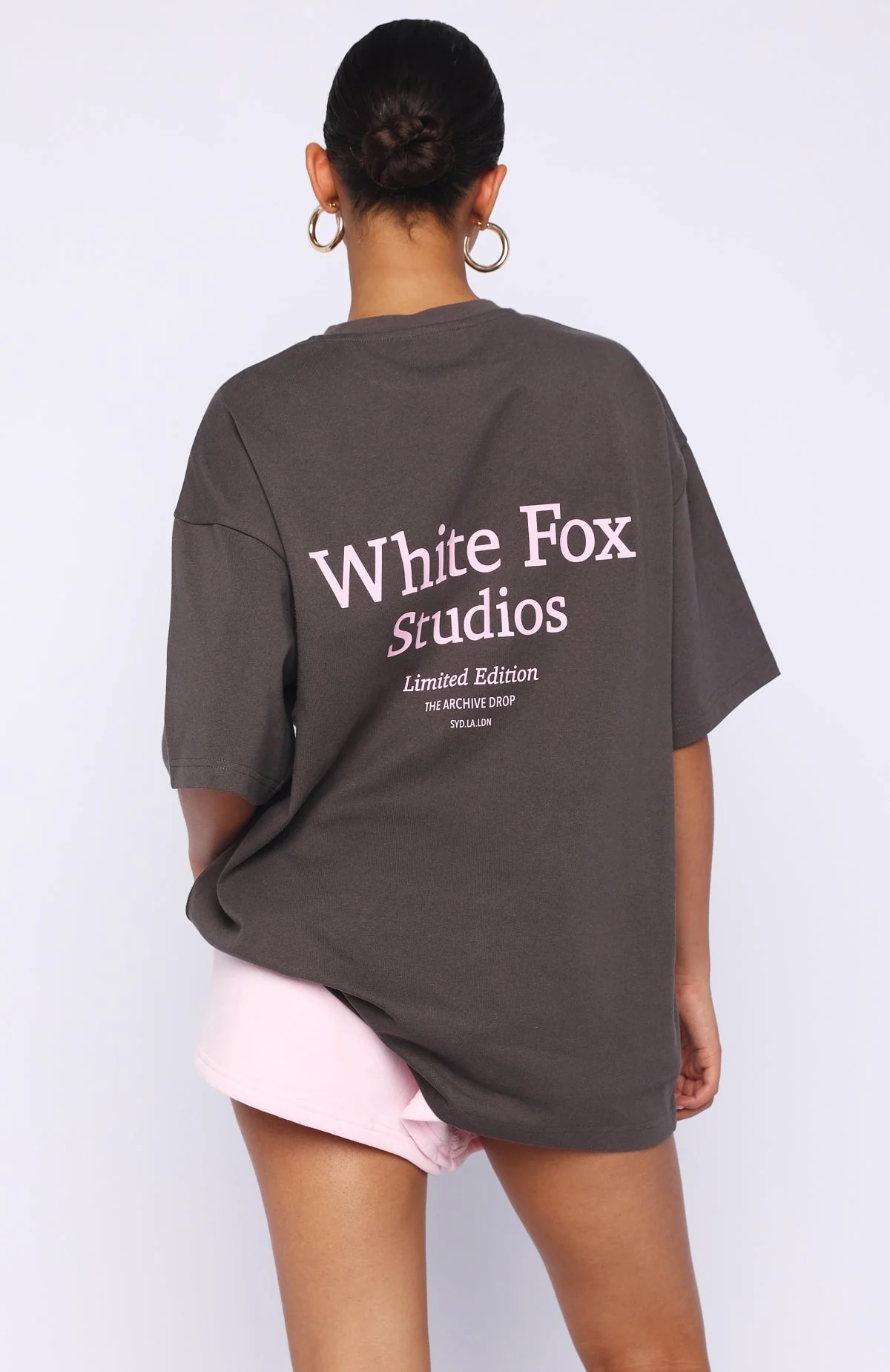 Leonora | Damski t-shirt oversize grafitowy wygodny casualowy - Image 5