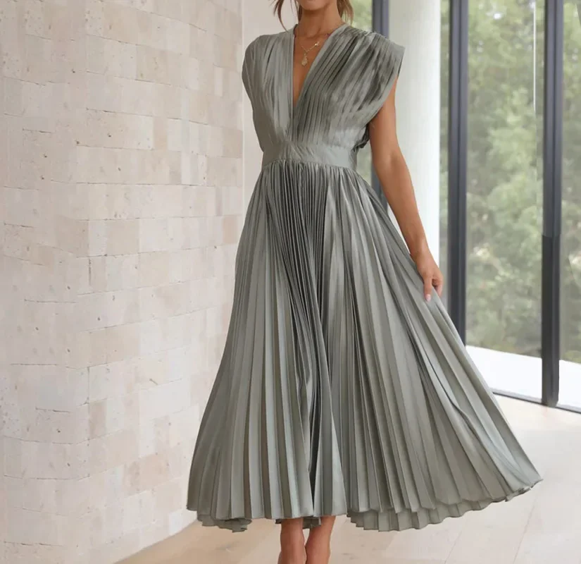 Liora - Elegancka plisowana sukienka maxi z głębokim dekoltem - Image 6