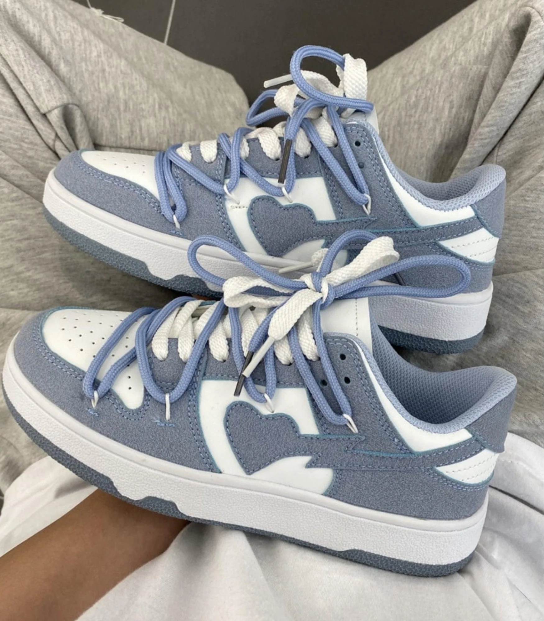 Mabel | damskie sneakersy niskie z kontrastowymi detalami i sznurowaniem