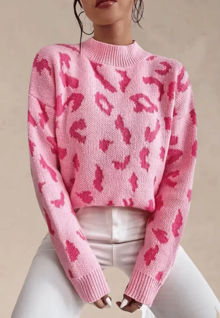 Naomi - Różowy sweter damski z półgolfem i wzorem panterki - Image 3