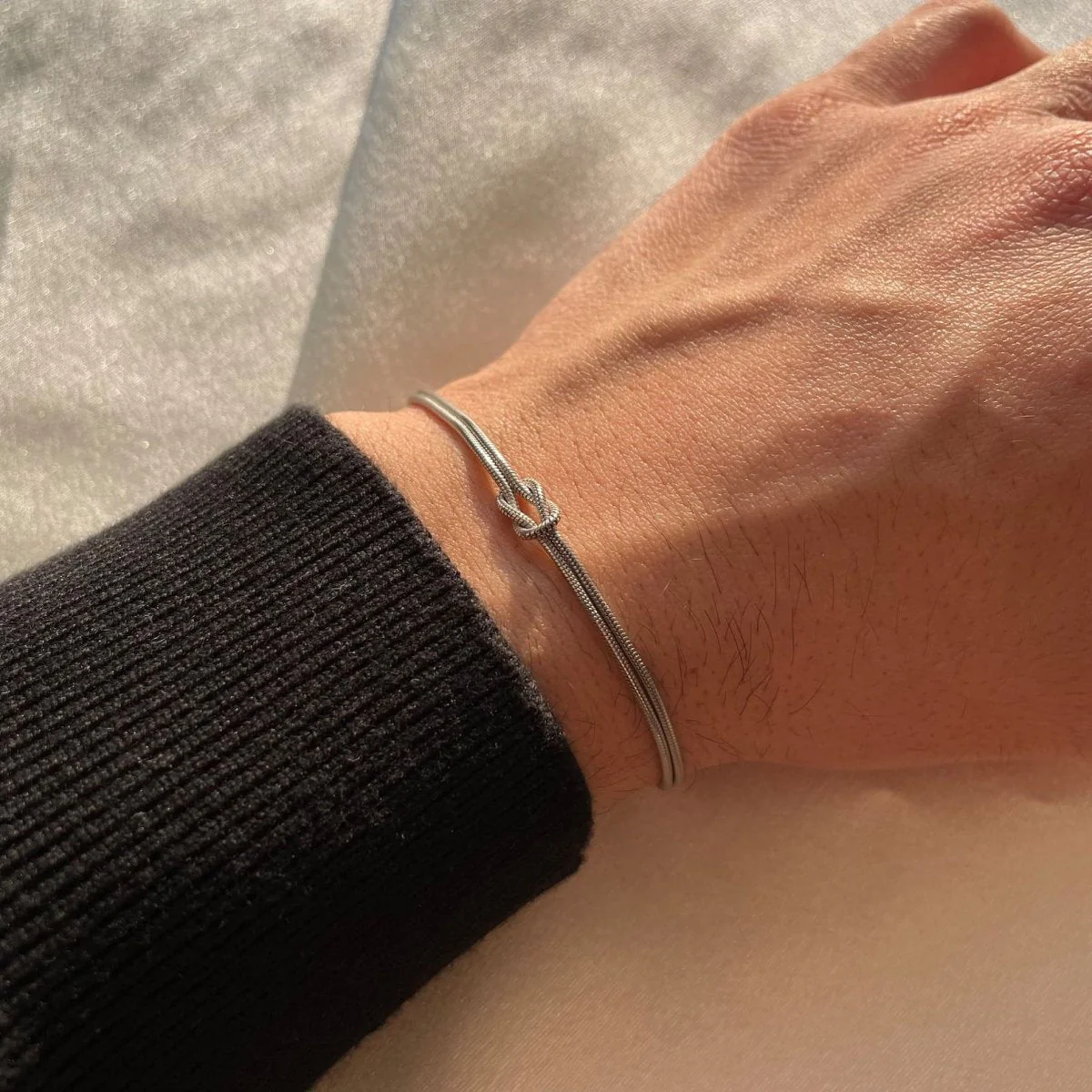 Nina | Bransoletka damska z motywem węzła miłości elegancka złota minimalistyczna - Image 11