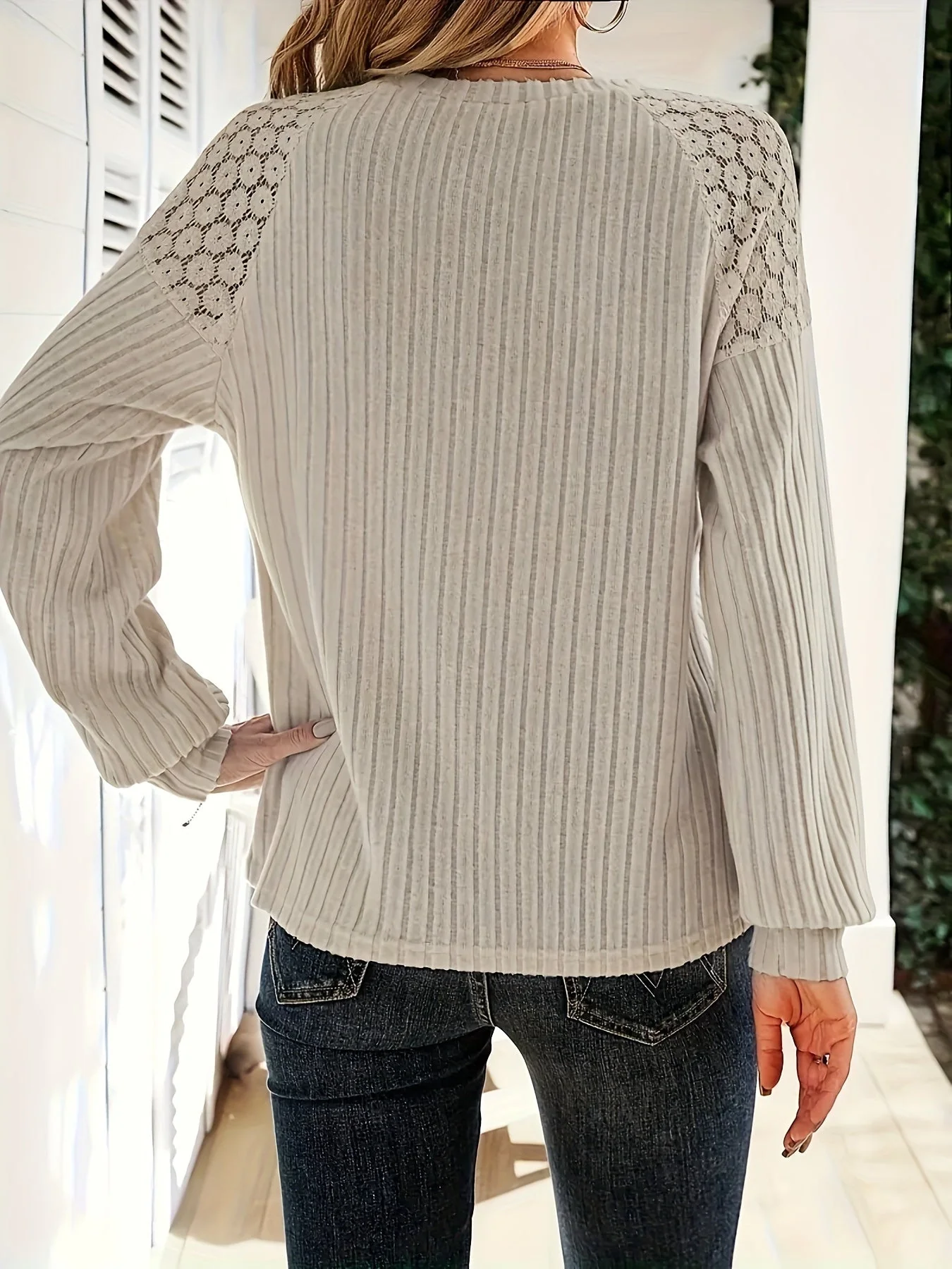 Noel – damski sweter z dzianiny z koronką i bufiastymi rękawami – jesień - Image 10