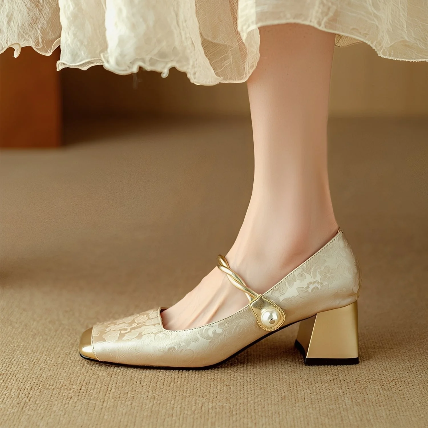 Ramona - Eleganckie stylowe damskie buty na obcasie słupkowym z tłoczeniem