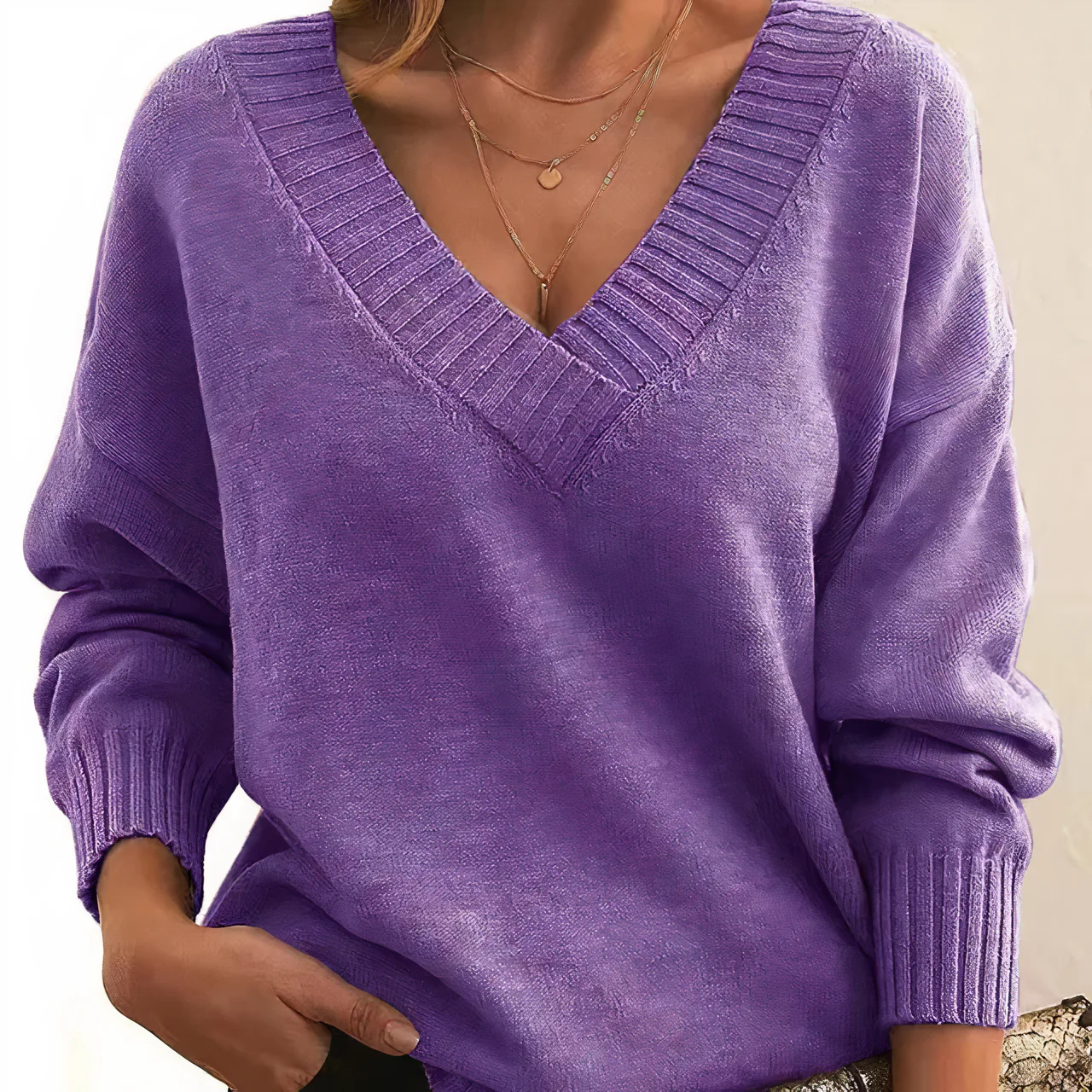 Viya | Damski sweter z dekoltem w serek - Image 10